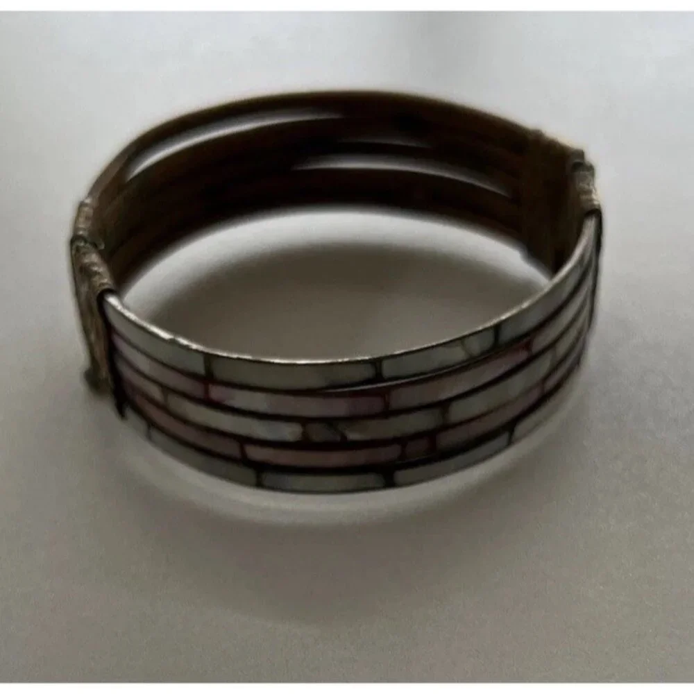 Vintage Women’s 70s Mother of Pearl Inlay Dainty Brass Bangle Bracelet Sz 8”